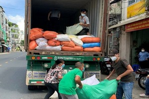 第六郡幹部和公務員正搬運援助地方居民的貨物。