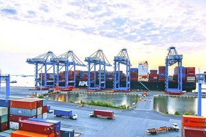 在丐密國際港裝卸貨物。