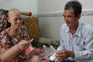 阿陽給阿明服藥。