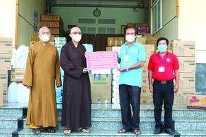 釋通振法師向第八郡祖國陣線委員會副主席梅洪峰轉贈醫療物資及食品。