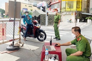 市民通過公安部的攝像器系統進行掃描申報。（圖源：公安部）