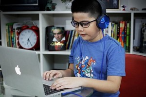 阮原科正在準備“教案”。