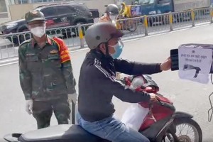 一名市民外出過站時經自動攝像系統掃描健康申報二維碼。（圖源：視頻截圖）