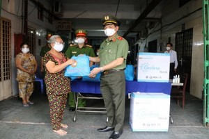 市公安廳廳長黎鴻南少將向本市貧困民眾問候和贈送援助品。