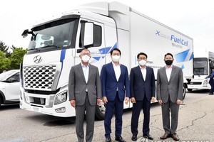 左起依次為現代汽車會長鄭義宣、SK集團會長崔泰源、POSCO會長崔正友、曉星集團會長趙顯俊。 （圖源：韓聯社）