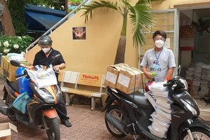 李鋒中學的員工將教科書載給學生。