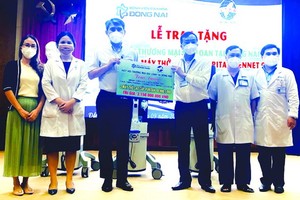 吳明穎會長(左三)向同奈全科醫院院長 吳德俊轉交呼吸機。