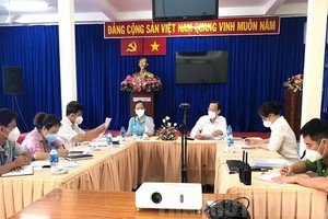 市委內政處主任黎清廉親往第六郡第四坊視察新冠疫情防空控工作。（圖源：市黨部新聞網）