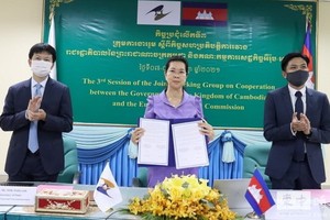 柬埔寨商業部國務秘書鄧烈貢隆（中）代表簽署會議紀要。 （圖源：柬埔寨商業部）