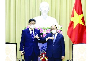 國家主席阮春福（右）接見日本防衛大臣岸信夫。（圖源：越通社）