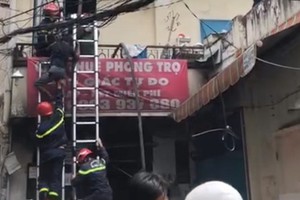 消防隊員在火警現場營救受困人員。（圖源：富沙）