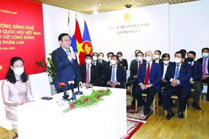 越南國會主席王廷惠拜訪越南駐芬蘭大使館工作人員。（圖源：越通社）