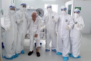 八旬老翁（左三）康復出院前與醫護人員合照。（圖源：PV）