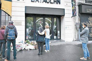 圖為2020年11月13日巴黎恐怖襲擊五週年，民眾在恐襲事發地之一巴黎巴塔克蘭劇院悼念。（圖源：Getty Images）