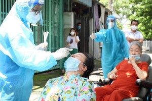 市民接受快速採樣檢測。（圖源：TPO）