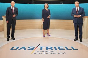 當地時間9月12日，德國大選第二場總理候選人電視辯論在首都柏林舉行，肖爾茨（左）、貝爾伯克（中）和拉舍特參加。（圖源：視覺中國）