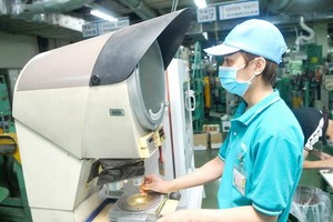 守德市一家企業在社交隔離期間維持生產活動。