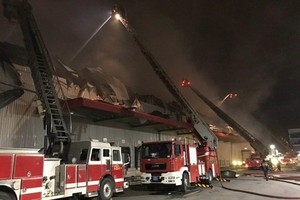 消防警察須調動多個力量、工具撲滅於2020年11月在協福工業區CJFood公司發生的火警。