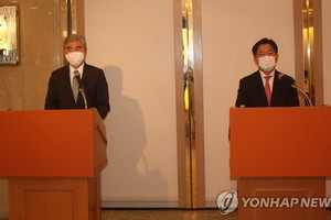 9月14日，在日本，美國對朝特別代表星·金（左）、韓國外交部韓半島和平交涉本部長魯圭悳出席記者會。 （圖源：韓聯社）