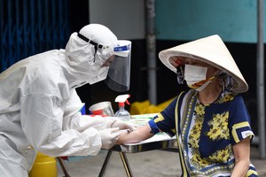 9月14日，一名富潤郡第二坊居民接受採樣做抗體檢測。（圖源：緣潘）