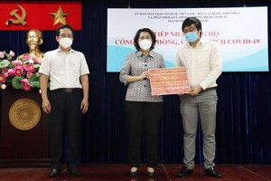 市越南祖國陣線委員會主席蘇氏碧珠（中）出席各單位贈送必需品與醫療物資移交儀式。（圖源：黃雪）