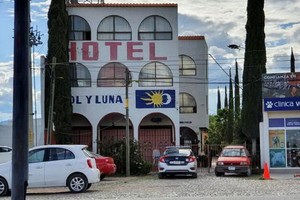 案發後，警方巡邏車停在事發酒店外。 （圖源：互聯網）