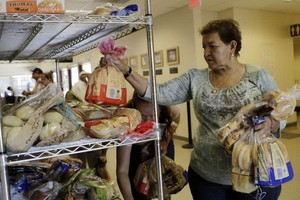 疫情期間，美國食物銀行的工作量幾乎是平時的兩倍。（圖源：AP）