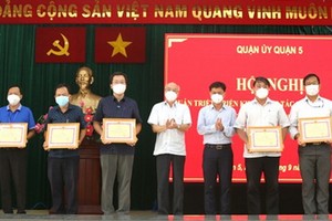 市委宣教處主任潘阮如奎與第五郡郡委書記阮孟強表彰在防疫工作有出色成績集體。（圖源：孟和）