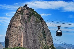 乘搭電纜車登上糖麵包山。