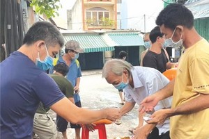 平治東坊自由舊村的村民領取救濟品。