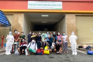 新冠肺炎患者康復出院時與醫護人員合照。（圖源：成安）