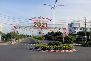 疫情期間的堅江省迪石市街道上清冷無人。（圖源：越通社）