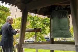 聯合國秘書長安東尼奧·古特雷斯在紐約聯合國總部敲響和平鐘。（圖源：互聯網）