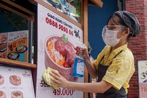 9月16日，第七郡的一家快餐店開門復業為網購及外賣服務做好準備。（圖源：黃雄）