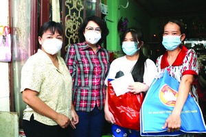 市越南祖國陣線委員會探望貧困少兒