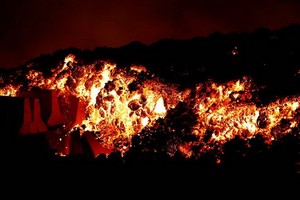 橫跨拉帕馬島南部山脊的老峰火山，上次噴發已是50年前，當地約有8萬居民。（圖源：路透社）