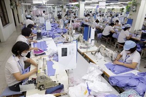 圖為10號成衣總公司的一家製衣廠生產車間一景。