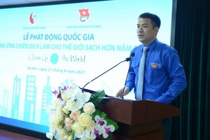 胡志明共青團中央書記吳文綱在2021年“讓世界更清潔”行動發起儀式上致詞。（圖源：鄭李）