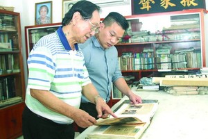 張漢明畫家向後輩介紹堤岸水墨畫的歷史沿革。