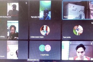 藝人在線上討論劇本。