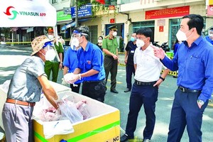 市工商廳廳長裴佐黃宇(右一)參觀臨時街市。