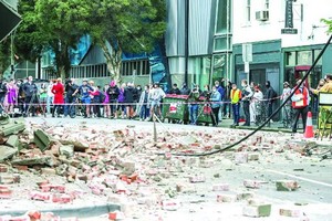 墨爾本有街道滿布建築物瓦礫。（圖源：互聯網）