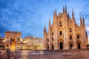 “米蘭大教堂”的龐大建築。