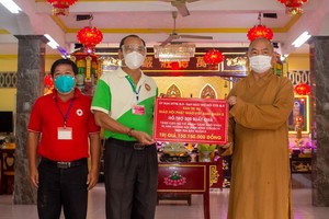 釋慧功法師向梅洪峰副主席轉交救濟物質。