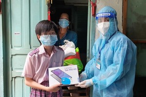 第五郡向貧困學生贈送電腦設備