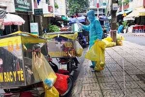 環衛工要常穿著防護服，確保在實行危害垃圾收集任務時的安全。