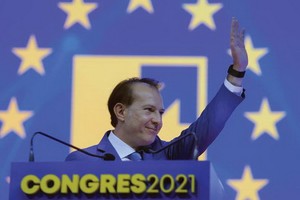 9月25日，在羅馬尼亞首都布加勒斯特，總理克楚在國家自由黨全國代表大會上揮手致意。（圖源：新華社）