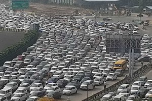 抗議農民封鎖了進出新德里的部分公路和鐵路，交通出現嚴重擁堵。（圖源：互聯網）