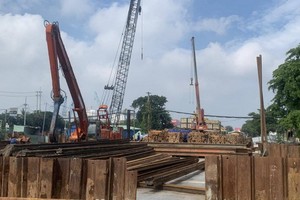 阮文靈與阮友壽街交通樞紐地下通道項目在本市實施社交隔離期間仍照常施工。（圖源：杜鸞）