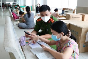 志願員在平盛郡第十二坊1050號公寓甲座輔助學生線上學習。